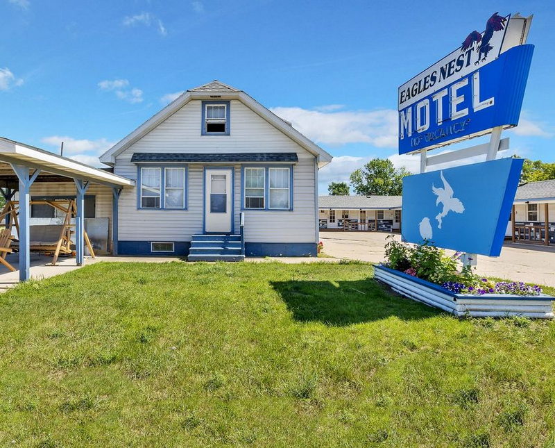Eagle's Nest Motel (Eagles Nest Motel)